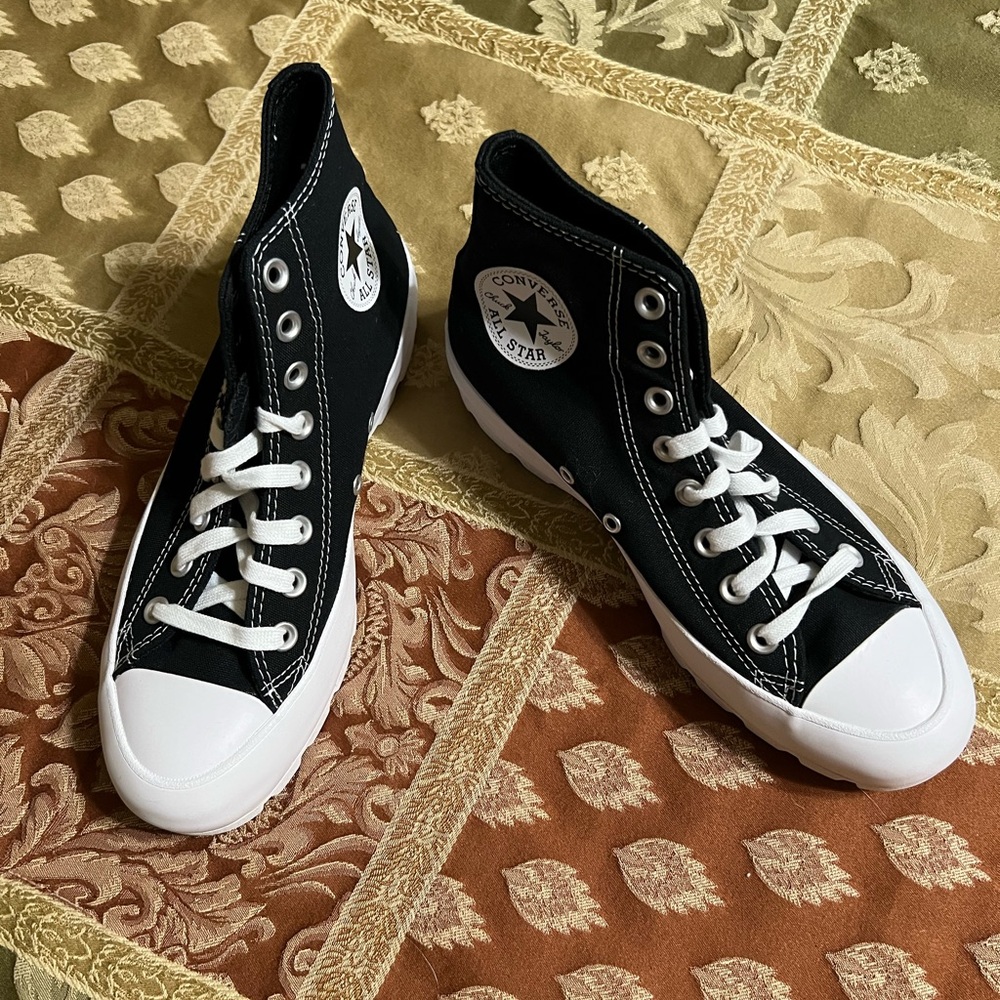 Converse Chuck Taylor All Star Lugged high tops, Size 8.5 women’s, New in box!!